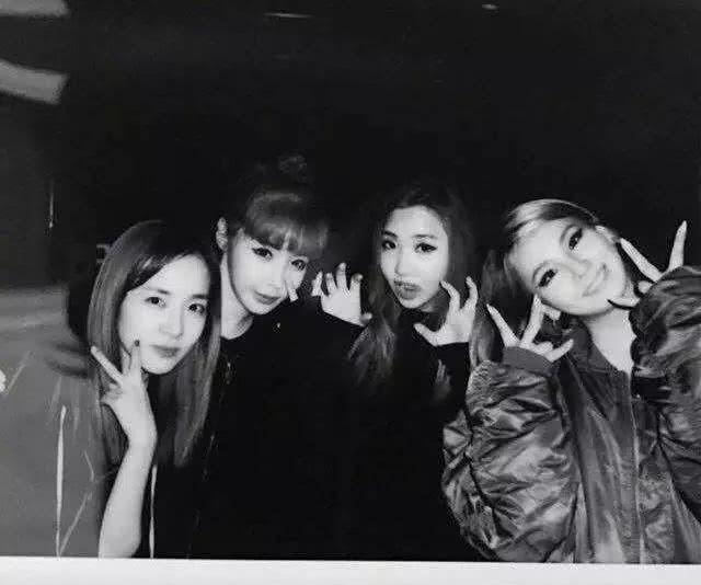 集体泪崩!出道10年女爱豆登生存秀唱SOLO曲,网友:开口跪