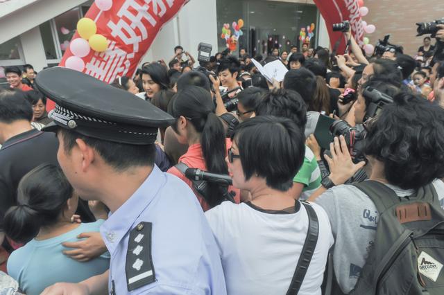 当地乡亲们争相目睹不老传奇……周建国汶川大地震发生时,香港福幼