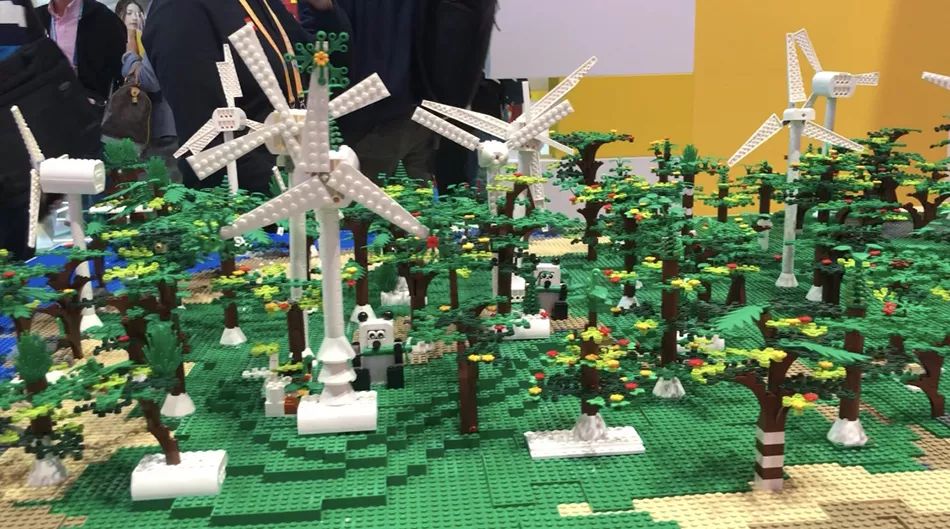 11月8日,进博会乐高展位,参观者搭成的绿色森林.