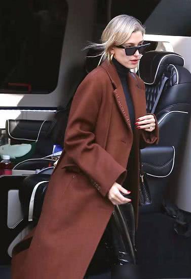 海莉穿紧身皮裤诠释女王范,比伯难得起走清爽风,夫妻俩又撒狗粮