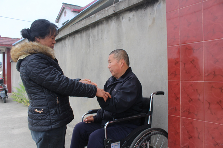 久病床前有"贤妻",十年如一日扬州她照料瘫痪丈夫不离不弃