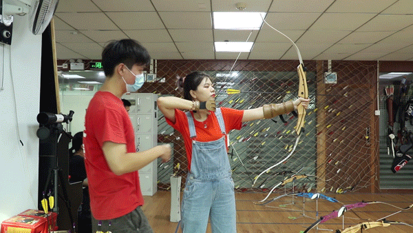 把握重心,拉弓弦,放低肩膀等等射箭很考验手臂的力量真正轮到自己射箭