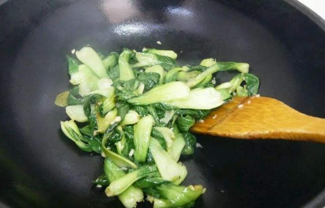 炒什么菜要用大油 4e1fb31fj00qec3j4000xd000hs00bep.jpg