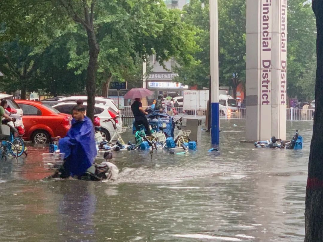 暴雨大风天气窗户、楼下出现了刮来的钱，捡了合法吗？的简单介绍-第1张图片-鲸幼网