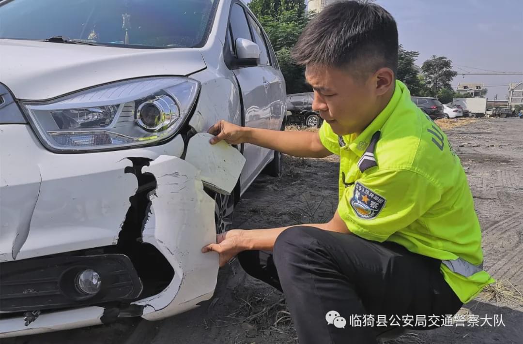 事发运城撞坏红绿灯交通肇事逃逸