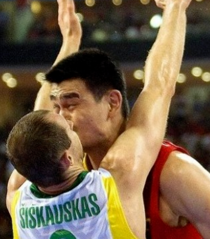 After Being Strongly Kissed The Armpit Was Licked And Disgusted By Ye Li These Photos Yao Ming Really Wanted To Delete Minnews