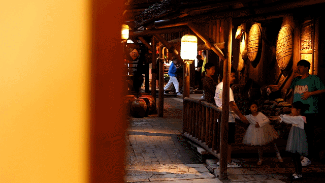 人间烟火气,最抚凡人心.夏日的老渔村,华灯还未初上,人流已如织.