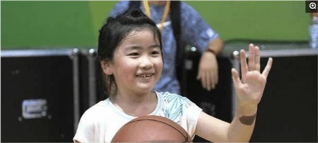 Yao Ming Took His 10 Year Old Daughter To Go Shopping But His Height Aroused Heated Discussion Among Netizens Netizen We Are Not As Tall As A Child Minnews