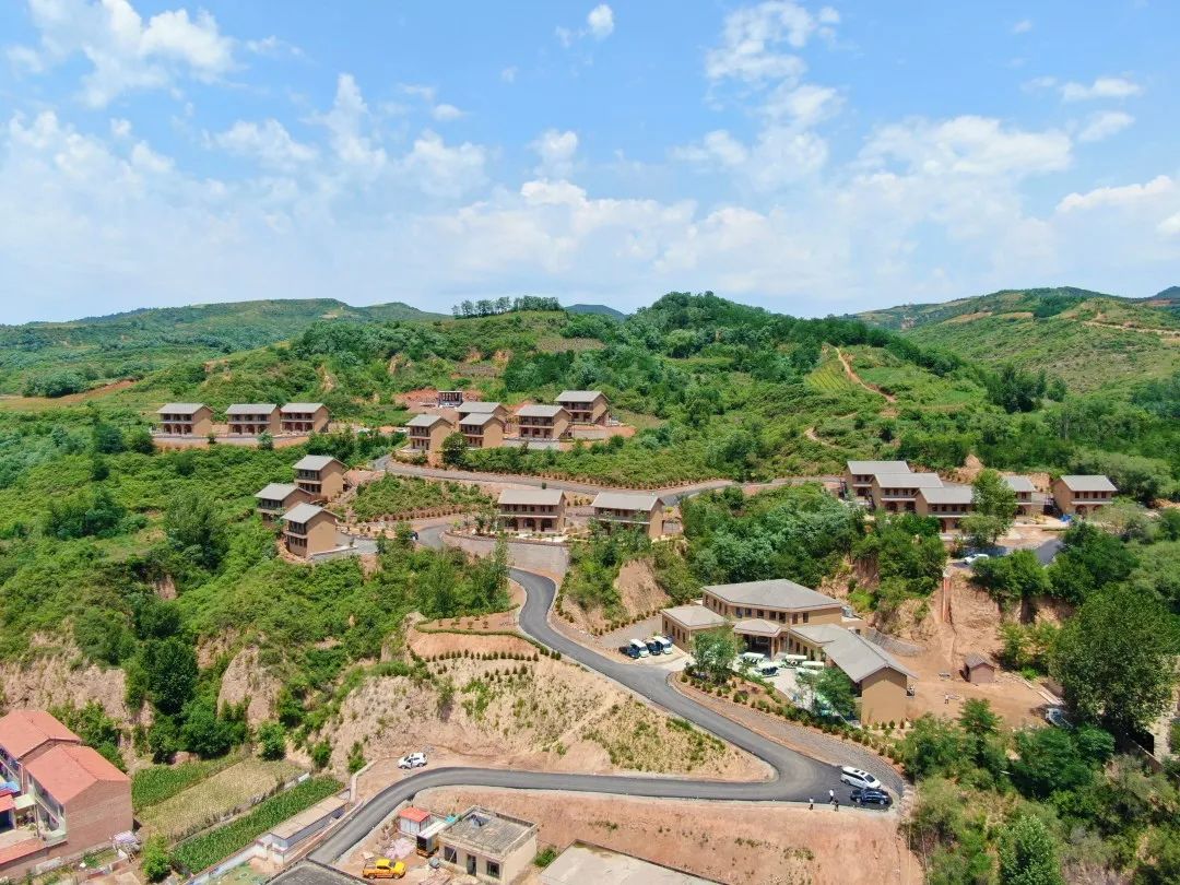 但是,在临汾市安泽县良马镇小李村培训研学基地施工现场,工人们却干得