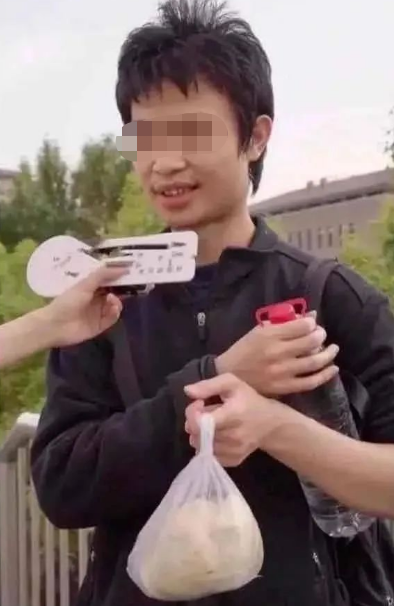 张远最早的样子 99fe99b8j00seyyji007kd200ay00gug00h900qj.jpg