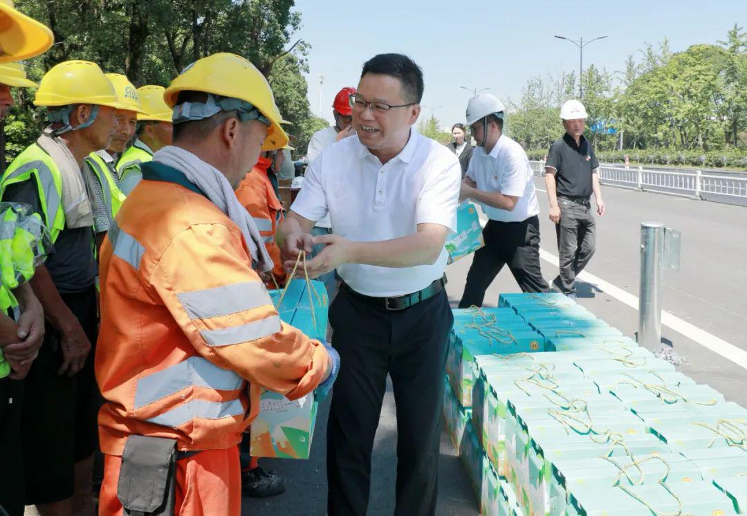 怎么联系快递小哥送东西 87cdbb12j00sh0xtx003gd200u000kqg00u000kq.jpg