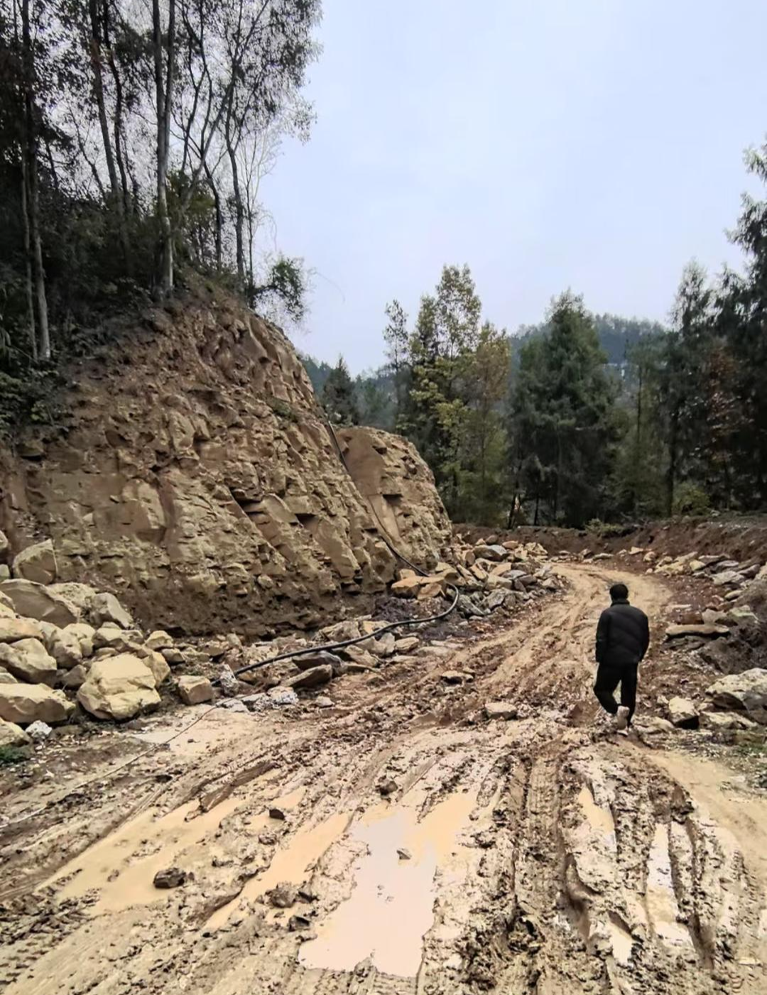 村民称数公里乡村道路破烂难行 记者探访目睹3次陷车