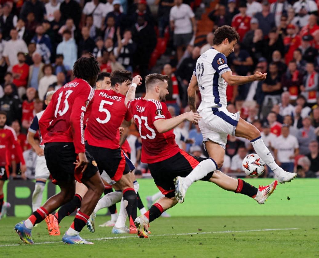 5万人见证，热刺1-0夺冠！打破17年冠军荒，曼联四大皆空