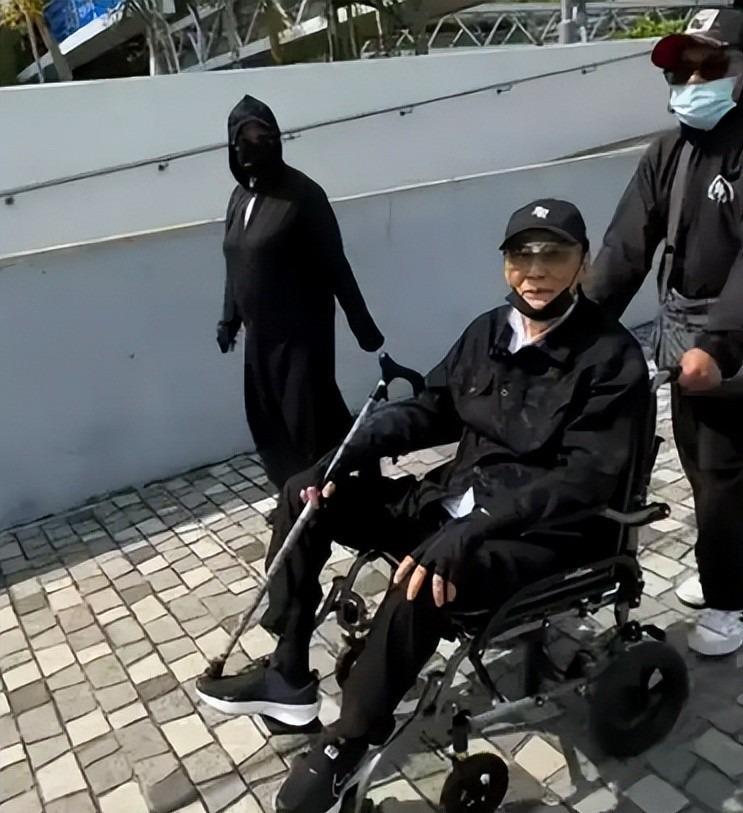 钱花光了人还在！89岁瘫坐轮椅的谢贤，给想改遗嘱的向太提了个醒