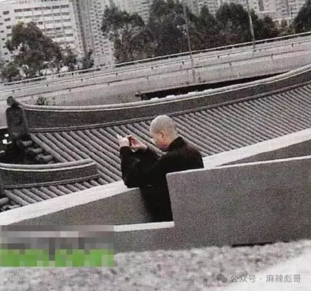 前任自杀,现任小25岁,他算渣吗?