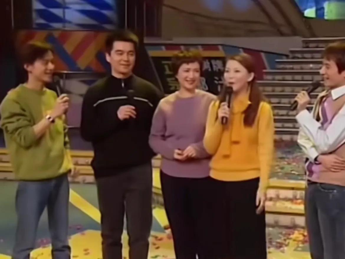 许亚军也没想到，24岁儿子许何，如今成了他深陷骂声中的“救赎”