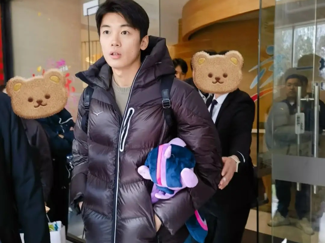 汪顺受不了，活动太多，穿3699的羽绒服，与孩子们相聚之后将隐退