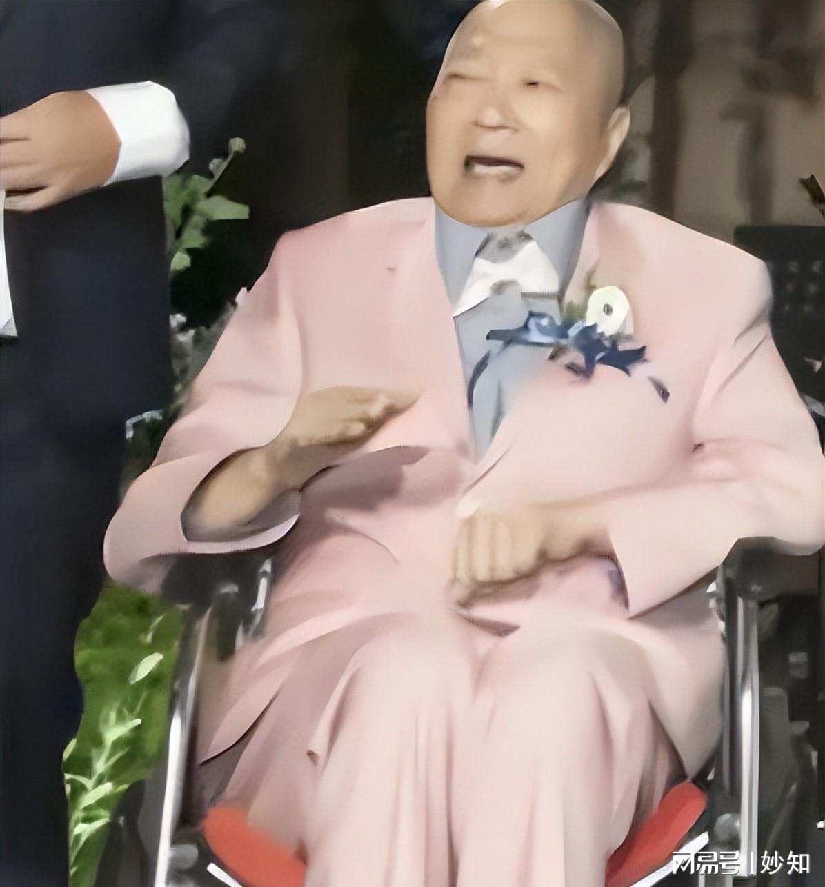 林光宁追悼会:萧敬腾落泪,林有慧跪地,送花名单贴满墙全是大咖