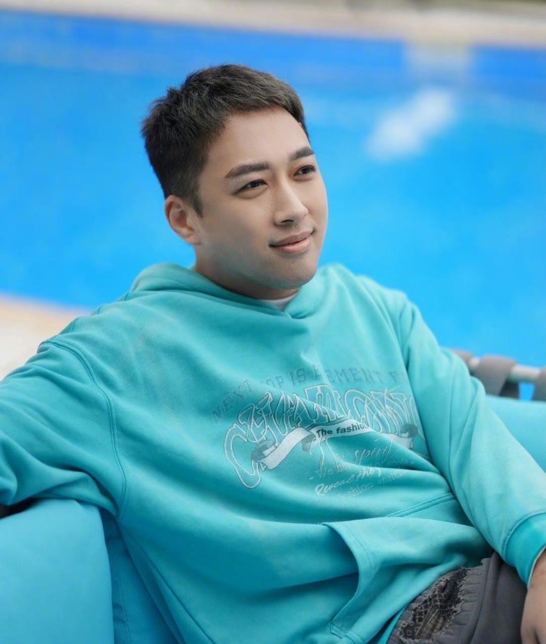 收手吧于正,和小15岁85花顶流演情侣,二人同框合照太辣眼睛