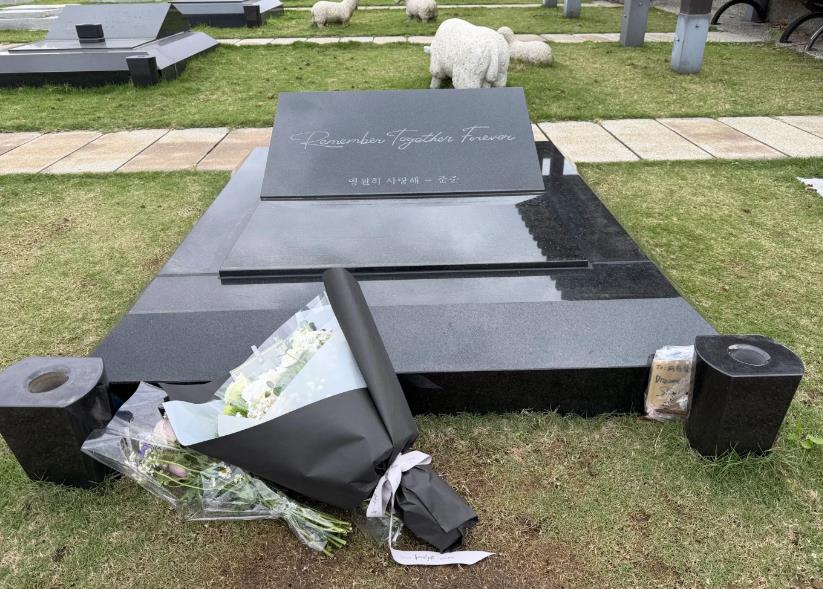 大S墓碑上出现吻痕，具俊晔仍旧执着守墓，他真的太深情了