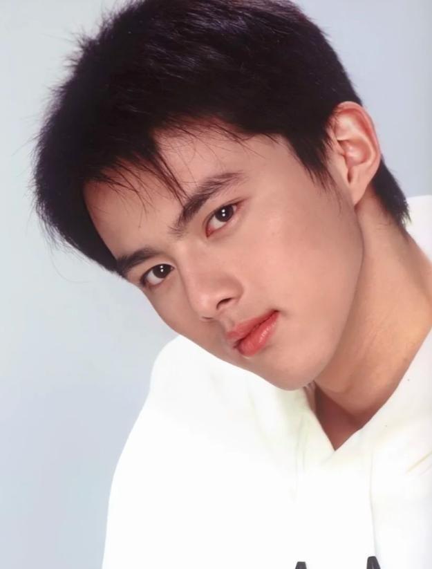 看41岁叶祖新和31岁彭昱畅的同框近照，才知油腻和清爽的区别在哪