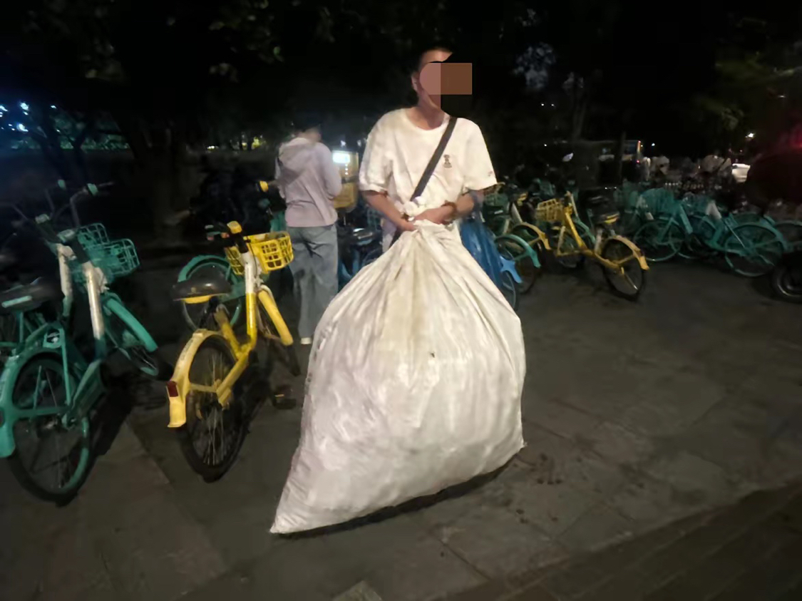 58岁在上海连洗碗工都找不到？58岁河南纱厂下岗工人，在上海捡矿泉水瓶为生，睡在街头：捡到哪睡到哪
