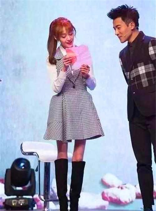 baby瘦成排骨,郑爽筷子腿,她一言难尽