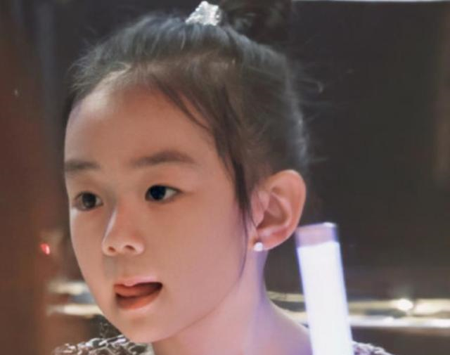 戚薇生日会全家总动员,lucky近照比妈妈还美,粉丝们都不淡定了