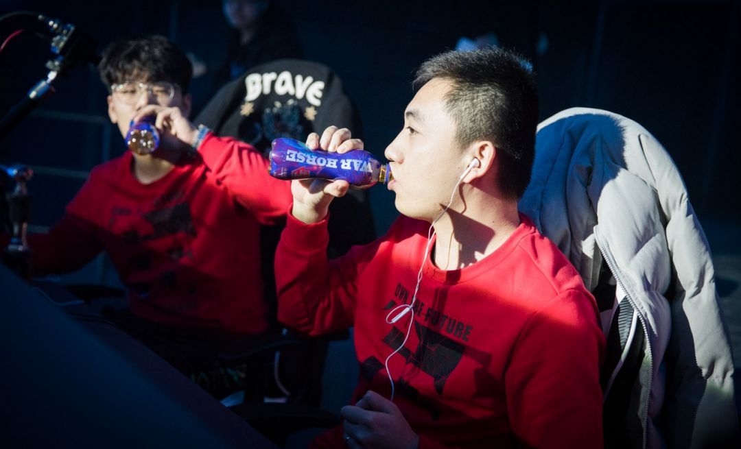 选手喝战马补充能量