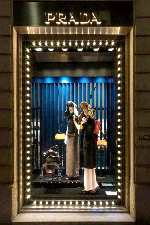 爱马仕dior圣诞橱窗大比拼lv竟然用6400个包包盖了座圣诞树