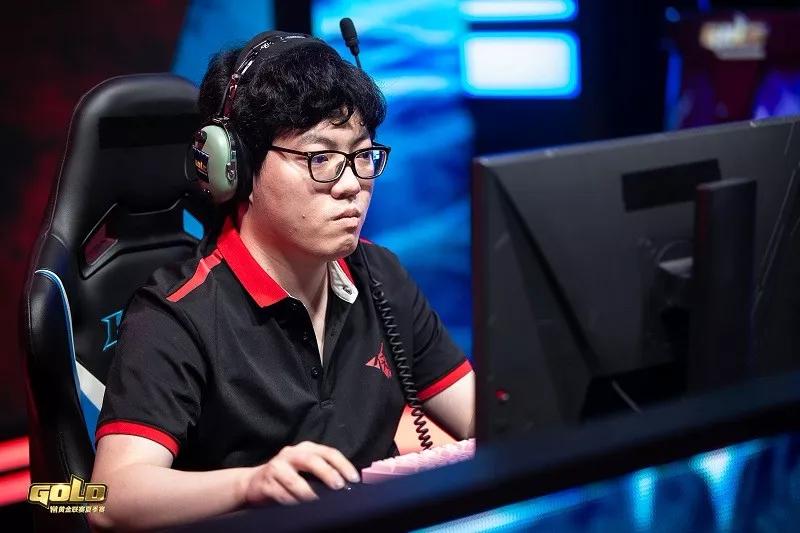 8连胜晋级四强 th000开启王炸模式!三冠王稳了?