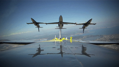 不过范主觉得最震撼的还是要数"天女散花",飞机一齐直冲云霄,在从高处