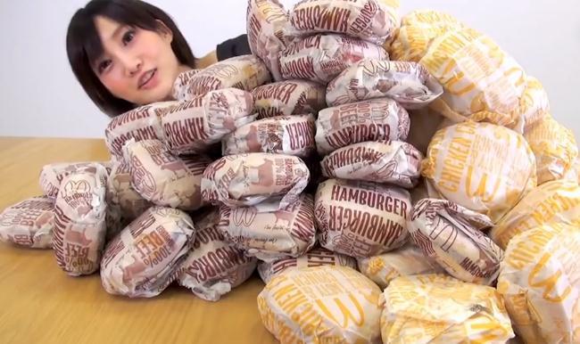 美女一次能吃30袋泡面,依然娇小可爱,让女人羡慕