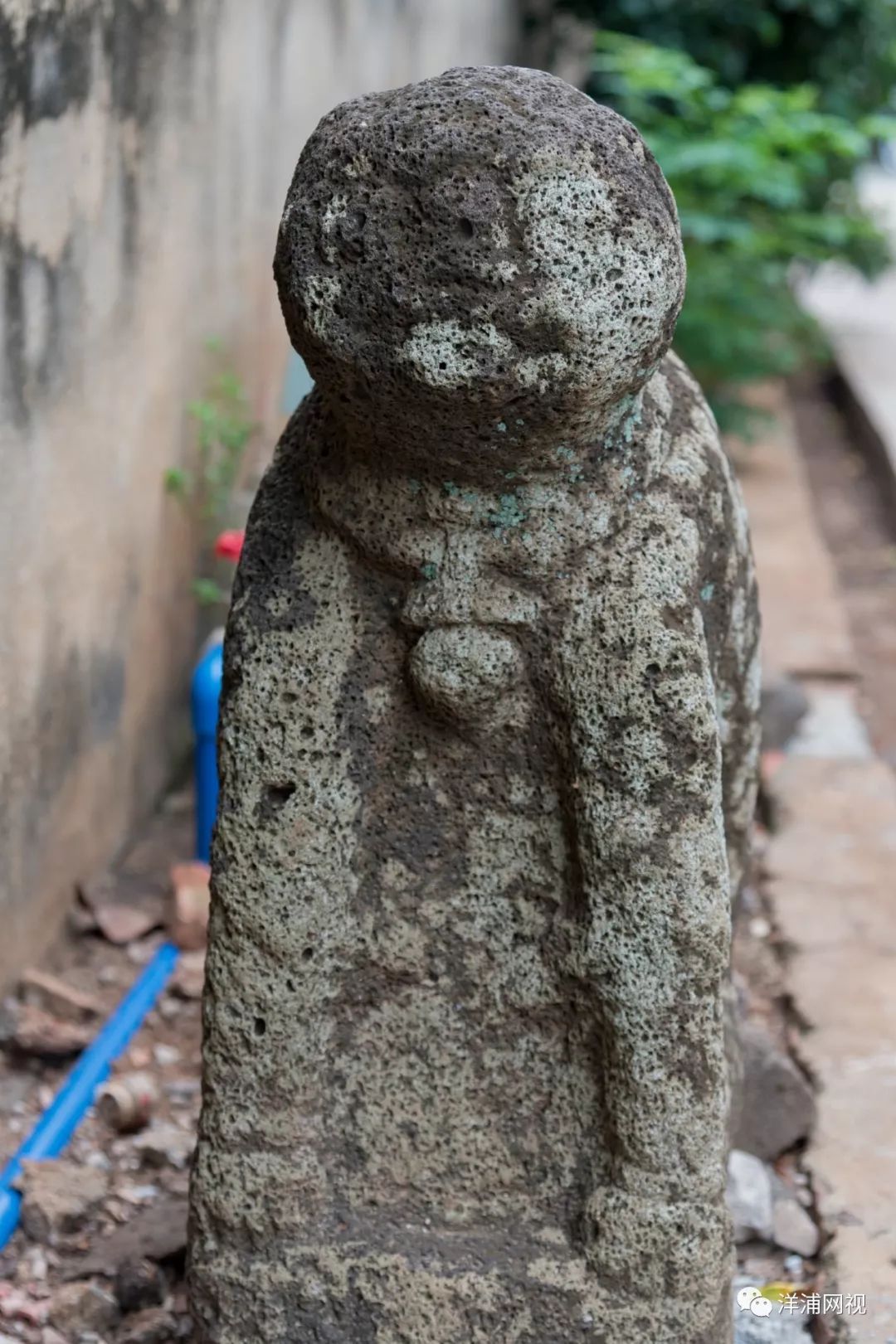 "祖先之所以把石狗放在路边,村口,相传是因