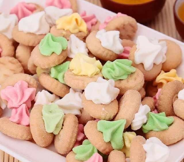 戒指糖,很美吧,亮闪闪的,戴在手上臭美,不时地舔上几口.