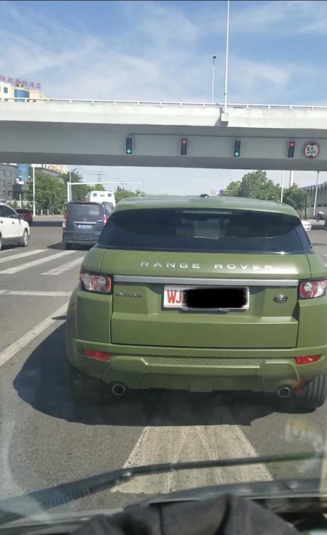 偶遇大领导!墨绿色的路虎极光,车牌是武警专属,这个领导级别高