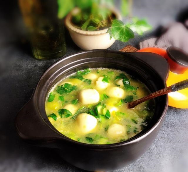 《青菜芋艿羹》主料:芋艿300克,青菜菜心7个;辅料:调和油