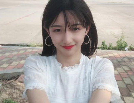 "女装大佬"艾比同学聚会,艳压女同学,和班主任同框似闺蜜!