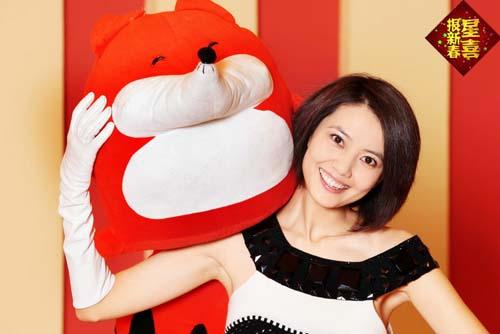 高圆圆身穿黑色斗篷配白色长手套,手拿圣诞老人玩偶送祝福!好美