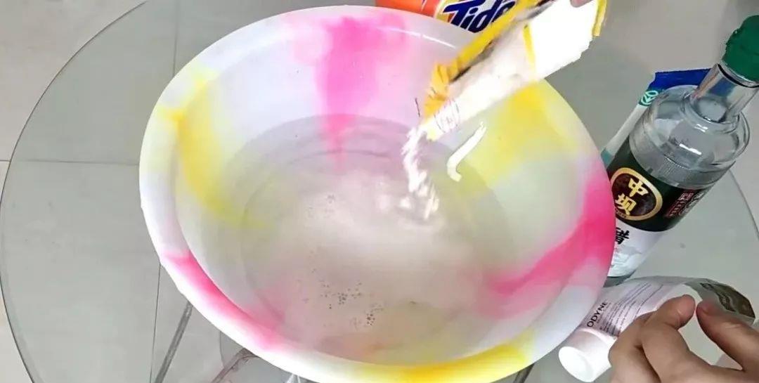 第四步:最后倒入平时洗衣服用的洗衣液,把发黄的t恤放进盆中浸泡20